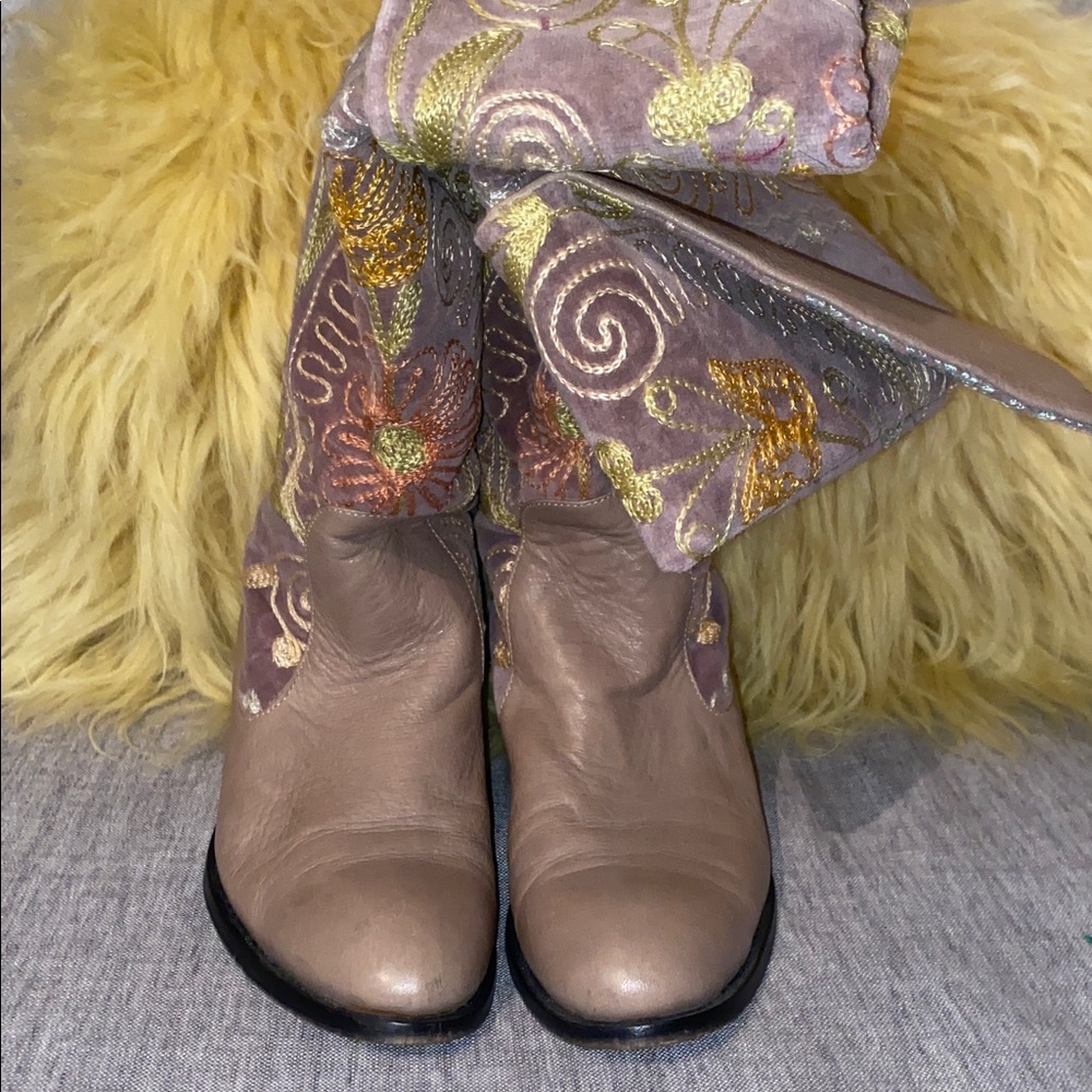Zeyzani Custom Embroidered Leather Boots - Picture 4 of 7